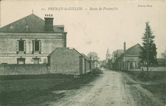 Rue de l'église. vue en arricant de Frainville