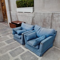 Fauteuils bleus jets dans la rue.